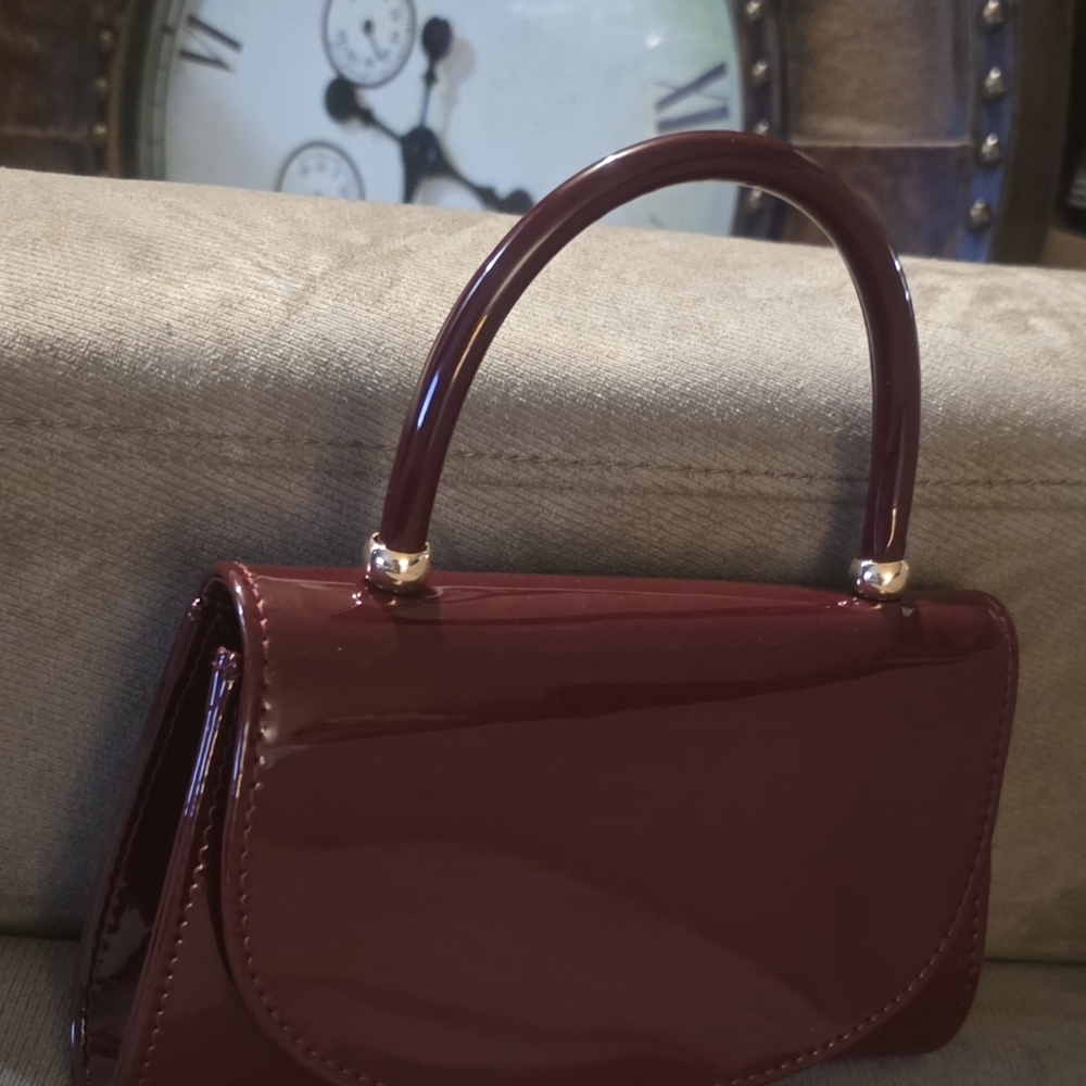Elegant Mini Burgandy Clutch!